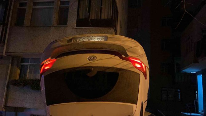 İlginç kaza, park halindeki araçlara çarpıp dik bir şekilde havada asılı kaldı