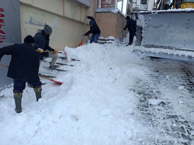 Suşehri'nde kar yağışı etkili oluyor