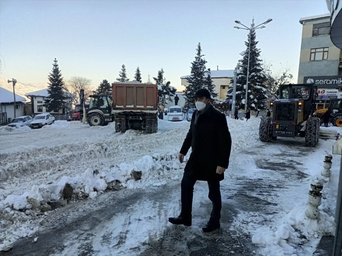 Suşehri'nde kar yağışı etkili oluyor