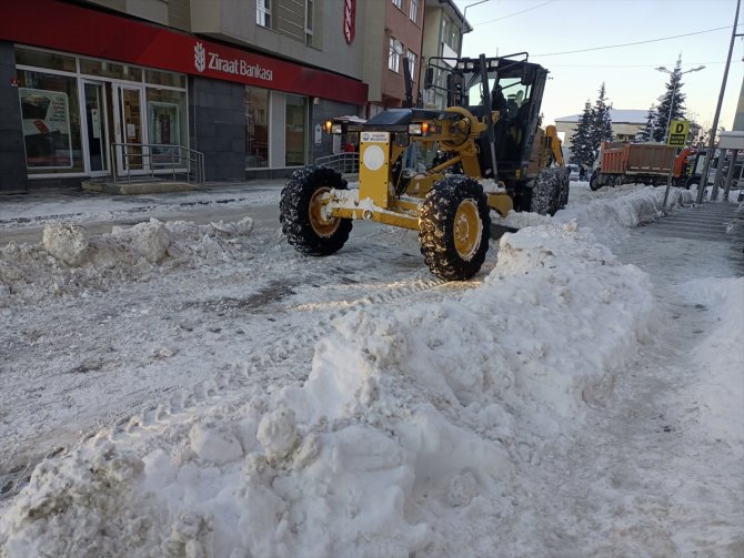 Suşehri'nde kar yağışı etkili oluyor