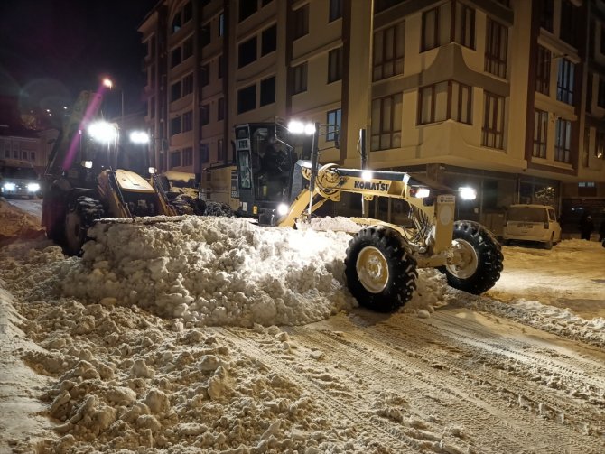 Suşehri'nde kar yağışı etkili oluyor