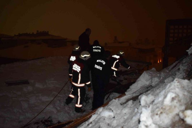 Kardan çöken ahşap çatı parçalara ayrıldı