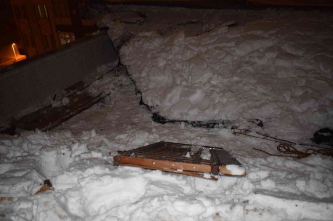 Kardan çöken ahşap çatı parçalara ayrıldı