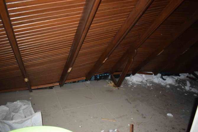 Kardan çöken ahşap çatı parçalara ayrıldı