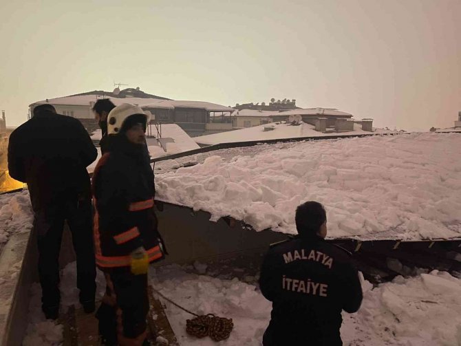 Kardan çöken ahşap çatı parçalara ayrıldı