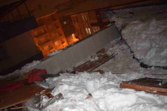 Kardan çöken ahşap çatı parçalara ayrıldı