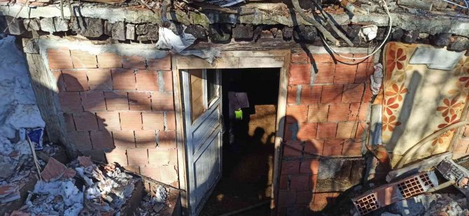 Karın ağırlığına dayanamayan ahırın çatısı çöktü, ekipler hayvanlar için seferber oldu