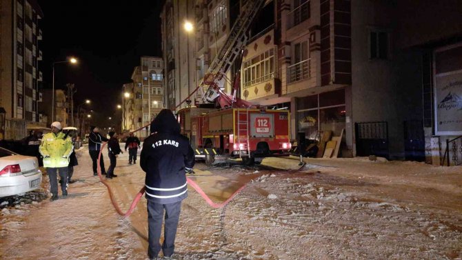 Kars’ta 6 katlı binada yangın