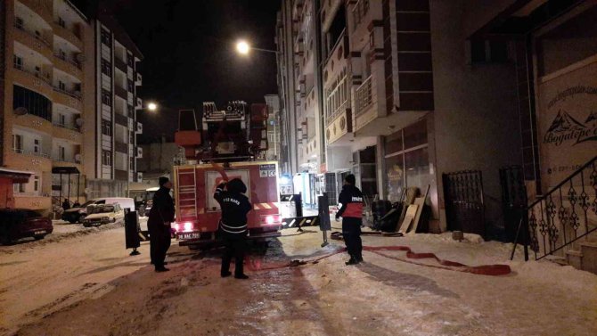 Kars’ta 6 katlı binada yangın