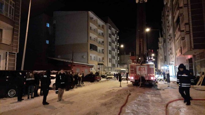Kars’ta 6 katlı binada yangın