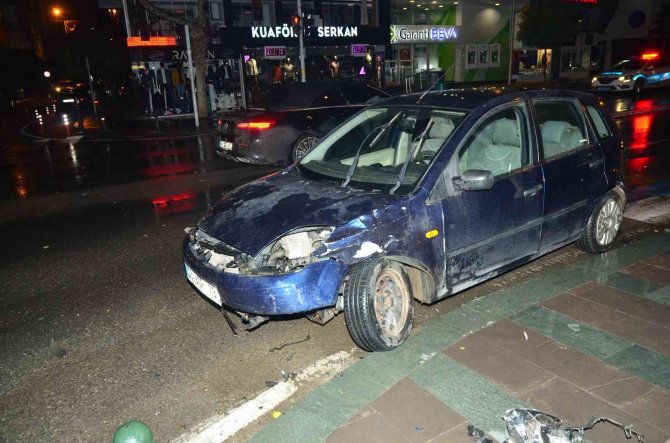 Lüks otomobilin karıştığı kazada 1 kişi yaralandı