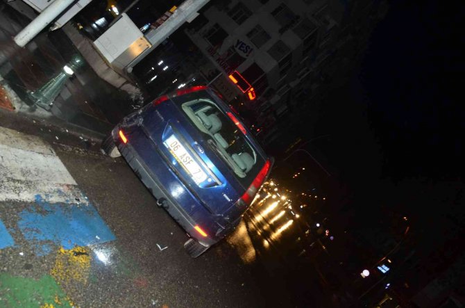 Lüks otomobilin karıştığı kazada 1 kişi yaralandı