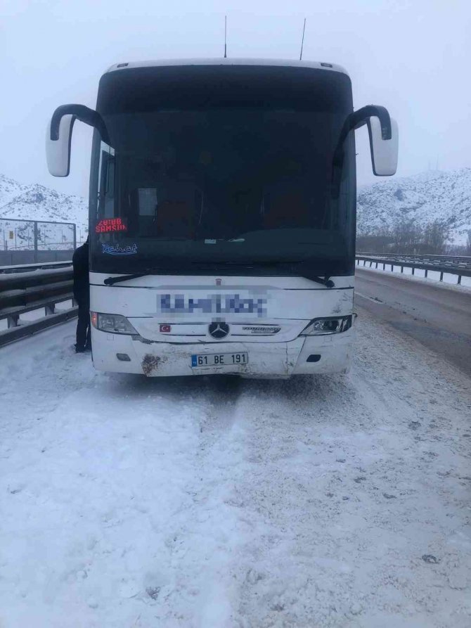 Otobüs ile otomobil çarpıştı: 1 ölü