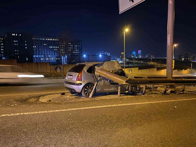 Otomobil bariyere ok gibi saplandı