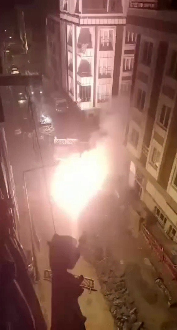 Sultangazi’de bomba gibi patlayan yer altı kabloları paniğe neden oldu