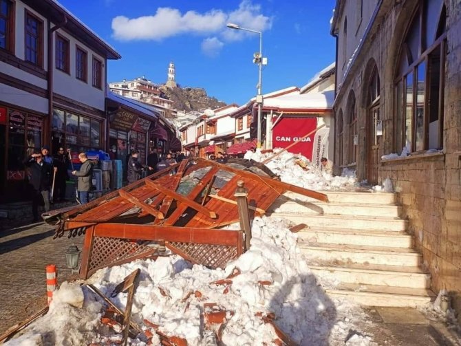 Üzerinde kar biriken caminin sundurması cemaatin üzerine düştü: 5 yaralı