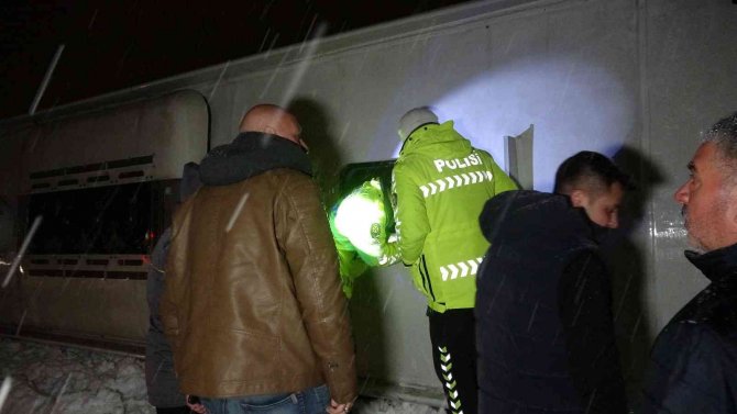 Yoldan çıkan otobüs devrildi: 13 yaralı