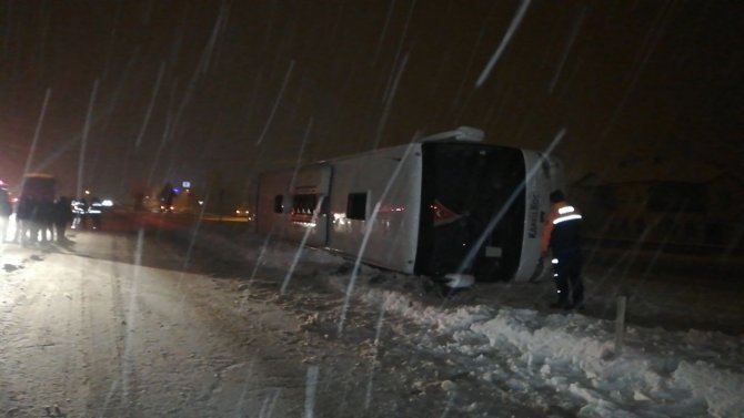 Yoldan çıkan otobüs devrildi: 13 yaralı