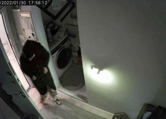 Ziynet eşyası çalan kadın hırsızlar kameraya yakalandı