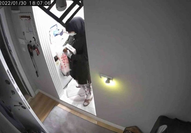 Ziynet eşyası çalan kadın hırsızlar kameraya yakalandı