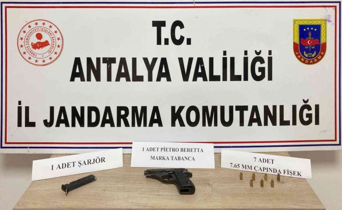 Araçta yapılan aramada ruhsatsız tabanca bulundu