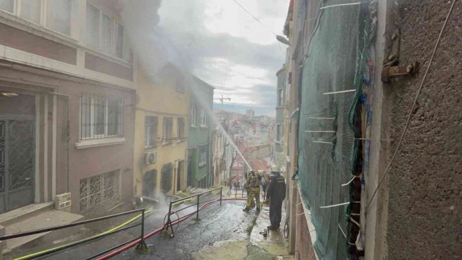 Beyoğlu’nda korkutan yangın: İtfaiyeye hatalı park engeli