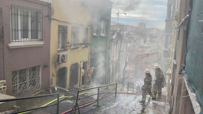 Beyoğlu’nda korkutan yangın: İtfaiyeye hatalı park engeli