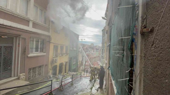 Beyoğlu’nda korkutan yangın: İtfaiyeye hatalı park engeli