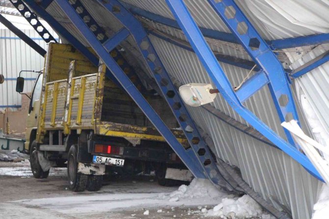 Deponun çatısı biriken karlar temizlenmeye başlarken çöktü