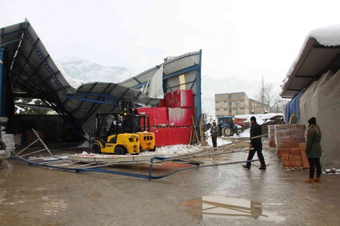 Deponun çatısı biriken karlar temizlenmeye başlarken çöktü
