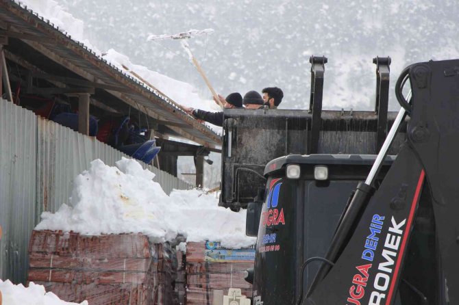 Deponun çatısı biriken karlar temizlenmeye başlarken çöktü