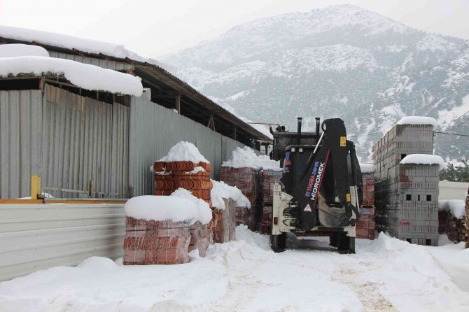 Deponun çatısı biriken karlar temizlenmeye başlarken çöktü