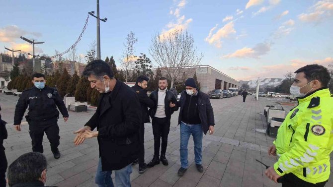 Ekipleri peşine taktı, kovalamaca sonucu belinde silahla yakalandı