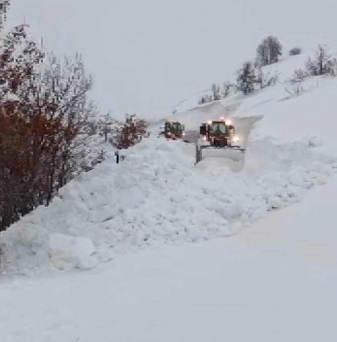 Ekiplerin 2,5 metre karla zorlu mücadelesi