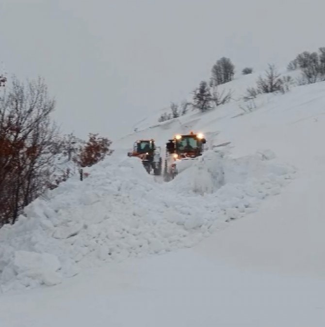 Ekiplerin 2,5 metre karla zorlu mücadelesi