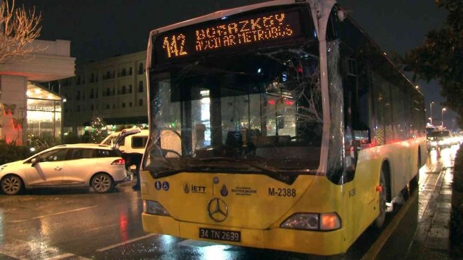 Esenyurt’ta İETT otobüsü kamyona arkadan çarptı