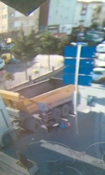 İki çocuğuyla yolun karşısına geçmeye çalışan anneyi ezen kamyon sürücüsü tutuklandı