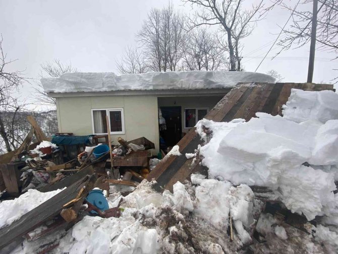 Kar ağırlığına dayanamayan balkon çöktü: 1 yaralı