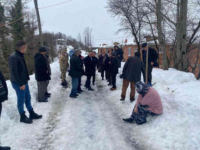 Kar ağırlığına dayanamayan balkon çöktü: 1 yaralı