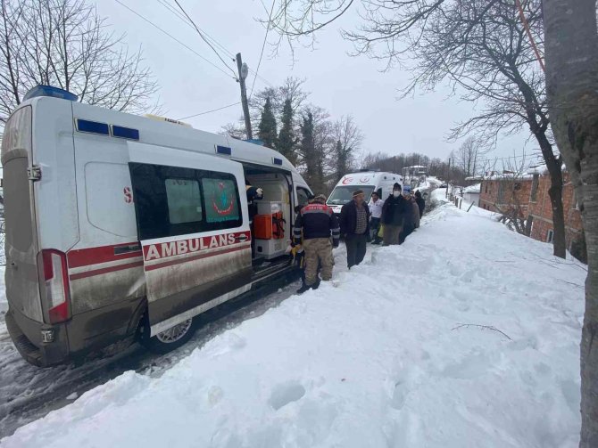 Kar ağırlığına dayanamayan balkon çöktü: 1 yaralı