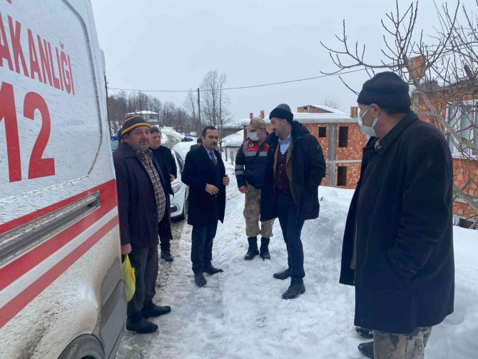 Kar ağırlığına dayanamayan balkon çöktü: 1 yaralı