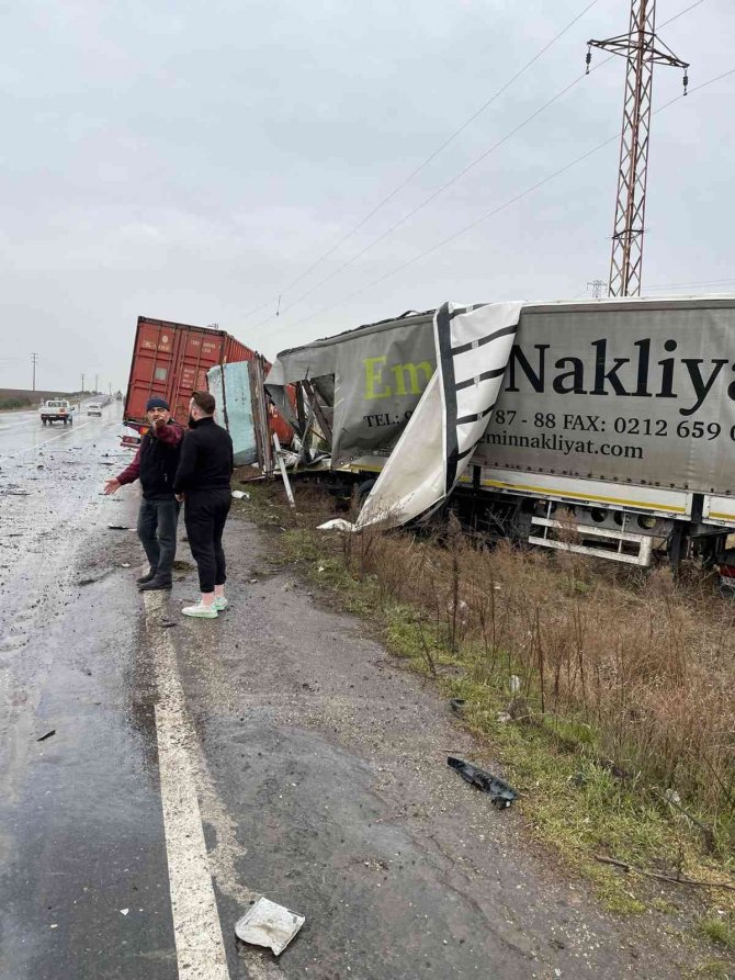 Kavşakta feci kaza: 2 yaralı