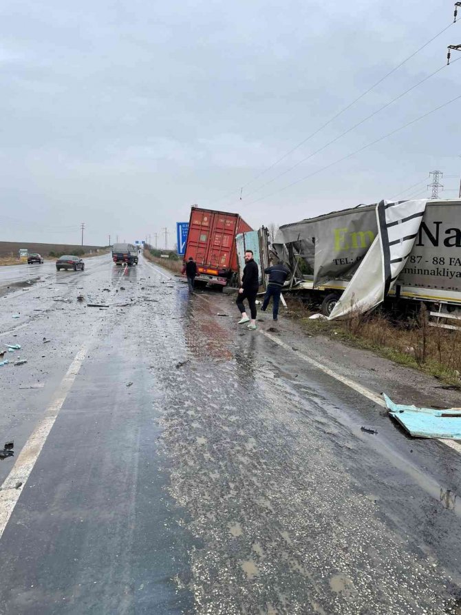 Kavşakta feci kaza: 2 yaralı