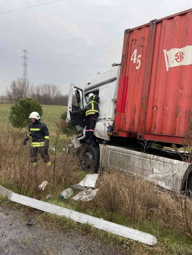 Kavşakta feci kaza: 2 yaralı