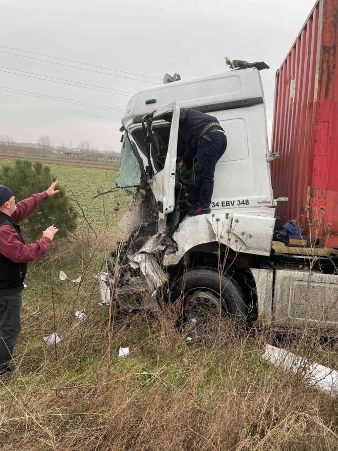 Kavşakta feci kaza: 2 yaralı