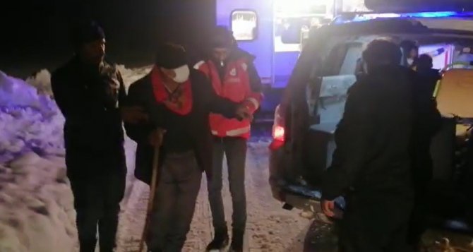 Köyde mahsur kalan hasta 4 saatlik çalışmayla kurtarıldı
