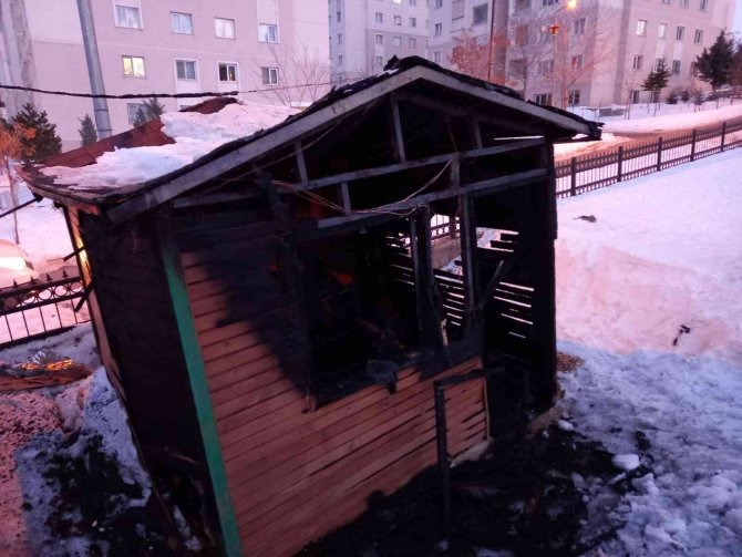 Kulübede ısınmak için ateş yaktılar, söndüremeyince kaçtılar