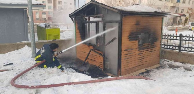 Kulübede ısınmak için ateş yaktılar, söndüremeyince kaçtılar