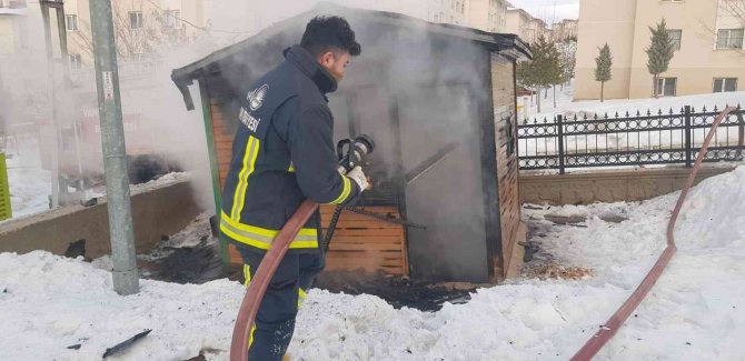 Kulübede ısınmak için ateş yaktılar, söndüremeyince kaçtılar