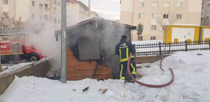 Kulübede ısınmak için ateş yaktılar, söndüremeyince kaçtılar